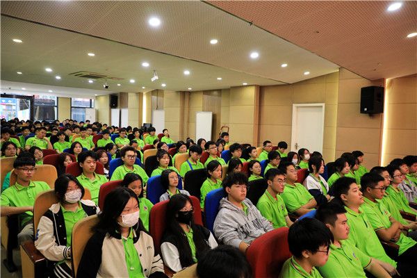 點亮技能之光|南京新華電腦專修學校組織學生集體觀看開學第一課